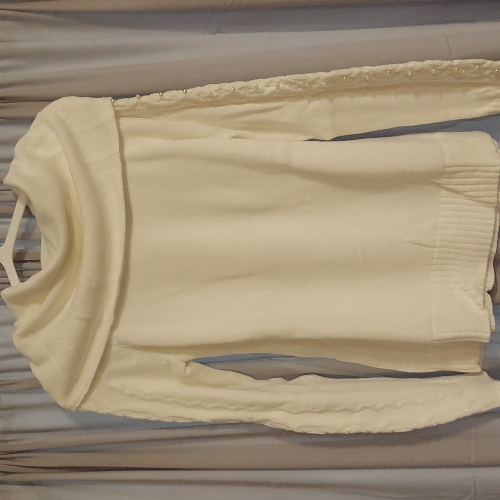 Gorgeous Belldini Off-white Sweater